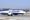 Синьо-білий літак на злітно-посадковій смузі в аеропорту