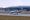 Великий повітряний літак на злітно-посадочної смуги в аеропорту